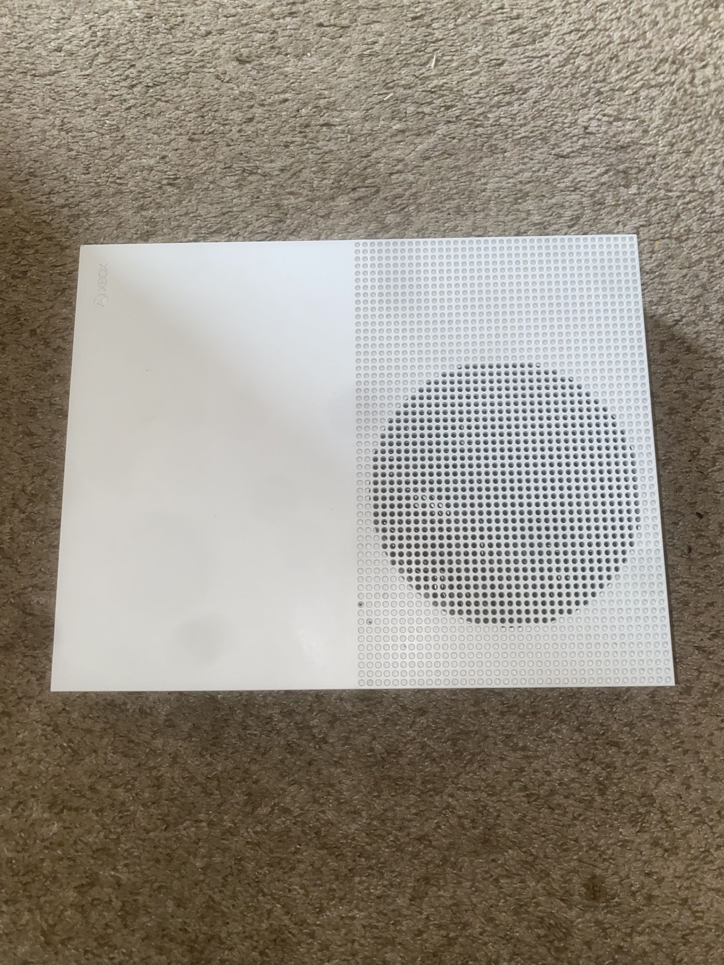 Xbox One S + 2 Controllers