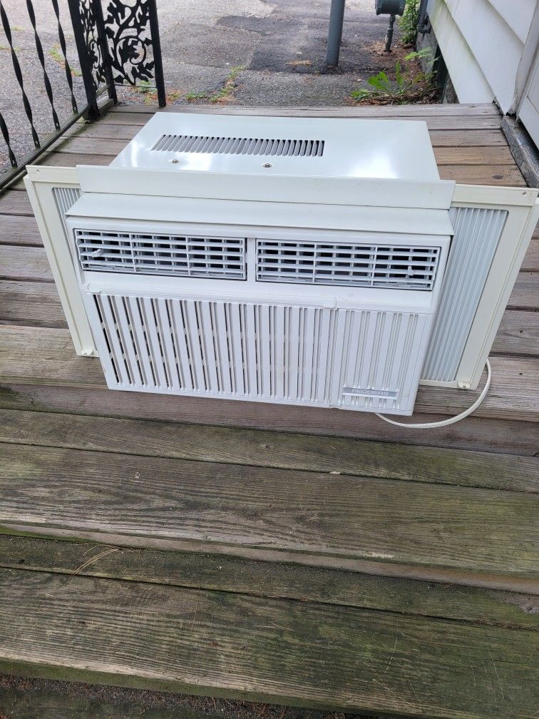 Air Conditioner 8,000 Btu Very Clean Cold Air