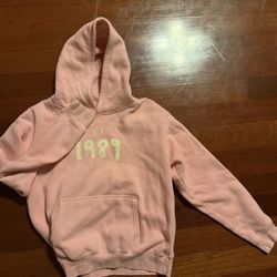 Taylor Swift Sweatshirt “1981” Size XL Kids