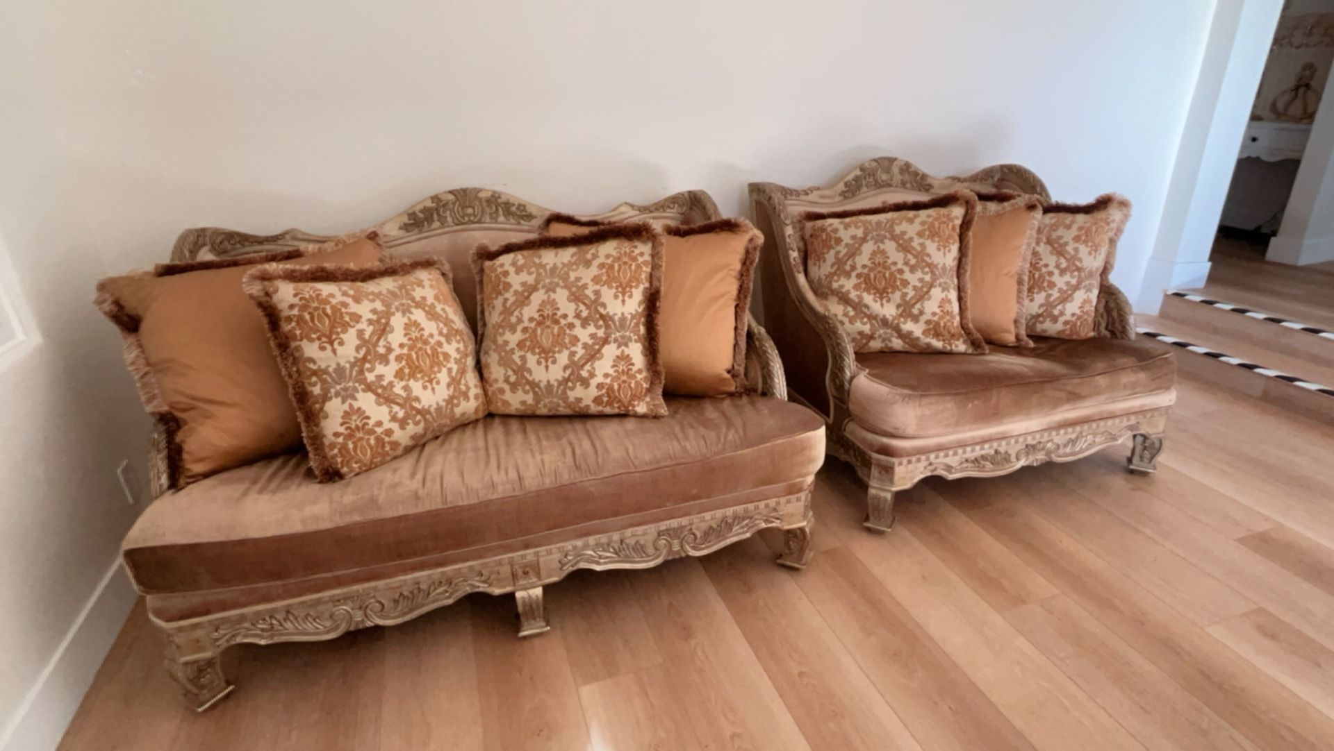 ✨ Elegant Velvet Sofa Set – 2-Seater + 3-Seater – $400 OBO ✨