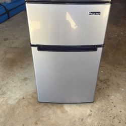 Mini Fridge (magic Chef)