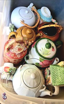 Option 2: Tote #2 (8-Piece Mystery Ceramic Teapot Lot)