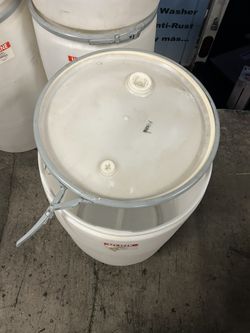 HEAVY DUTY PLASTIC 55 GALLON SHIPPING DRUMS WITH REMOVABLE LIDS AND CLAMPS $45 EACH DELIVERY AVAILABLE $$$