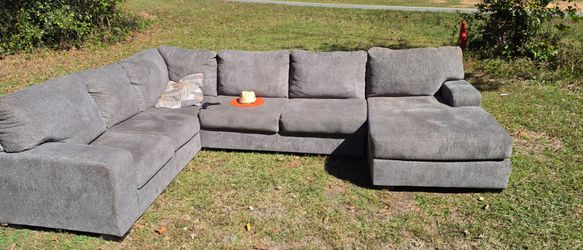 ASHLEY NEWELLEN SOFA 3 PIECE SECTIONAL WITH THROW PILLOWS