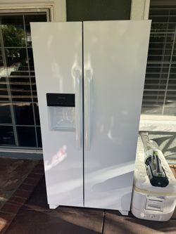 Fridigaire 23 Cuft Refrigerator/freezer