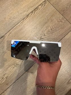 £V Glasses
