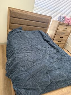 QUEEN BED AND DRESSER ‼️‼️