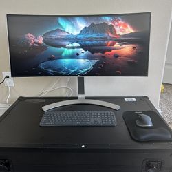 LG 34” UltraWide Monitor – Excellent Condition – USB-C / Thunderbolt