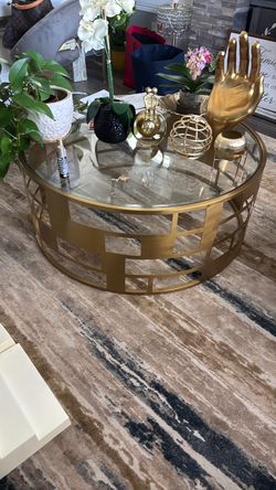 Mesa de metal con cristal y la lámpara