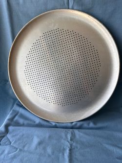 Aluminum thin crust pizza pan