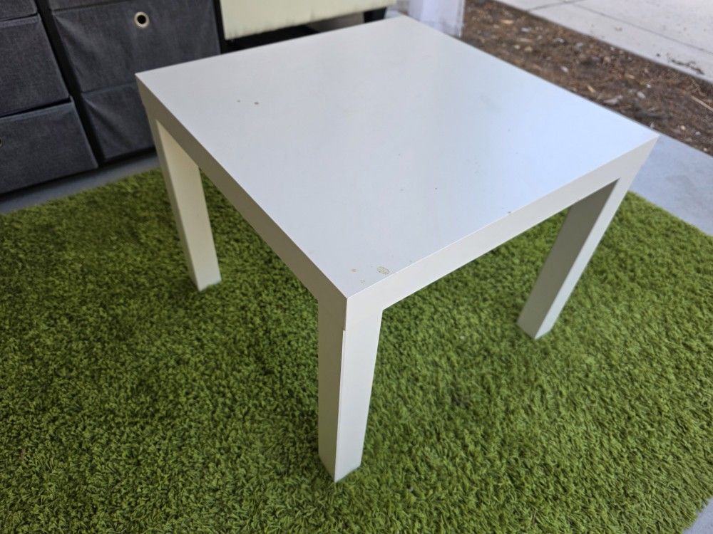 IKEA Green Rug And Lack Table