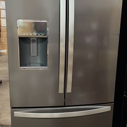 Whirlpool - 26.8 Cu. Ft. French Door Refrigerator - Black Stainless steel MSRP 2800$