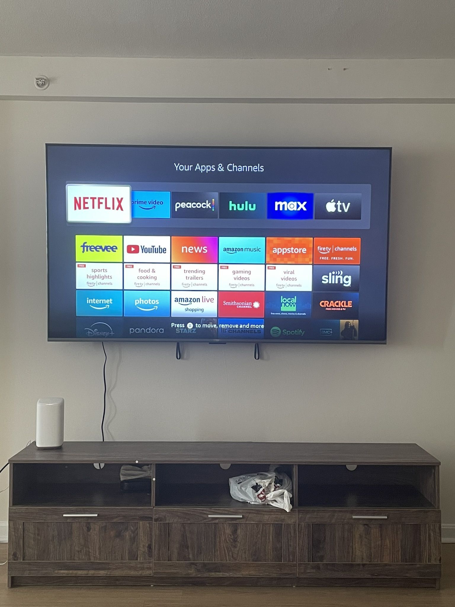 2x Amazon Fire TV 75” - + wall mount + soundbar & Hinsense wireless subwoofer