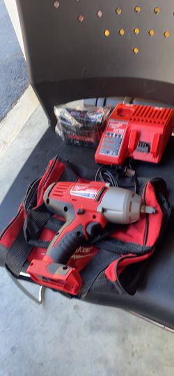 MILWAUKEE 18V-1/2”IMPACT WRENCH-0/2500IPM/ RPM2000-B8CD193000928 3XC BATTERY CHARGER