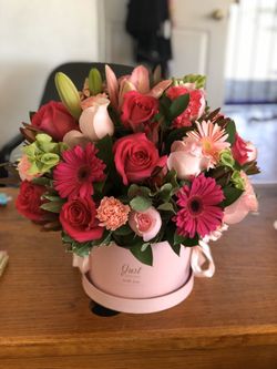 Our pink mix box with mix flowers