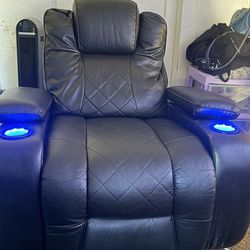 BLACK LEATHER RECLINER !