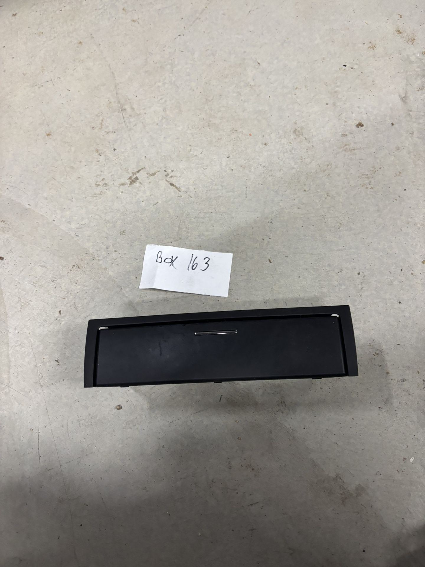 2001-2006 BMW E46 325Ci FRONT CENTER CONSOLE COMPARTMENT TRAY 5 1 1 6 8 2 6 0 3 1 2 OEM