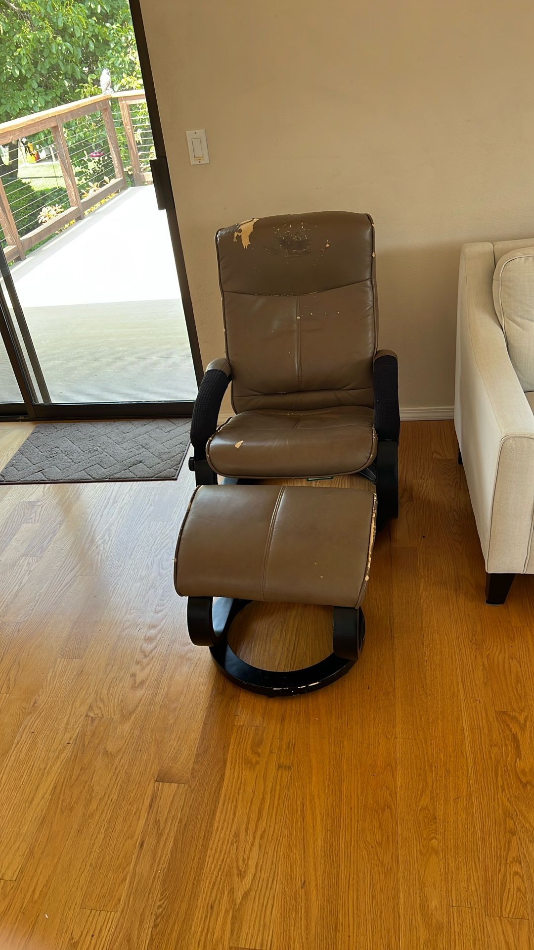 FREE CHAIR, Ottoman Included