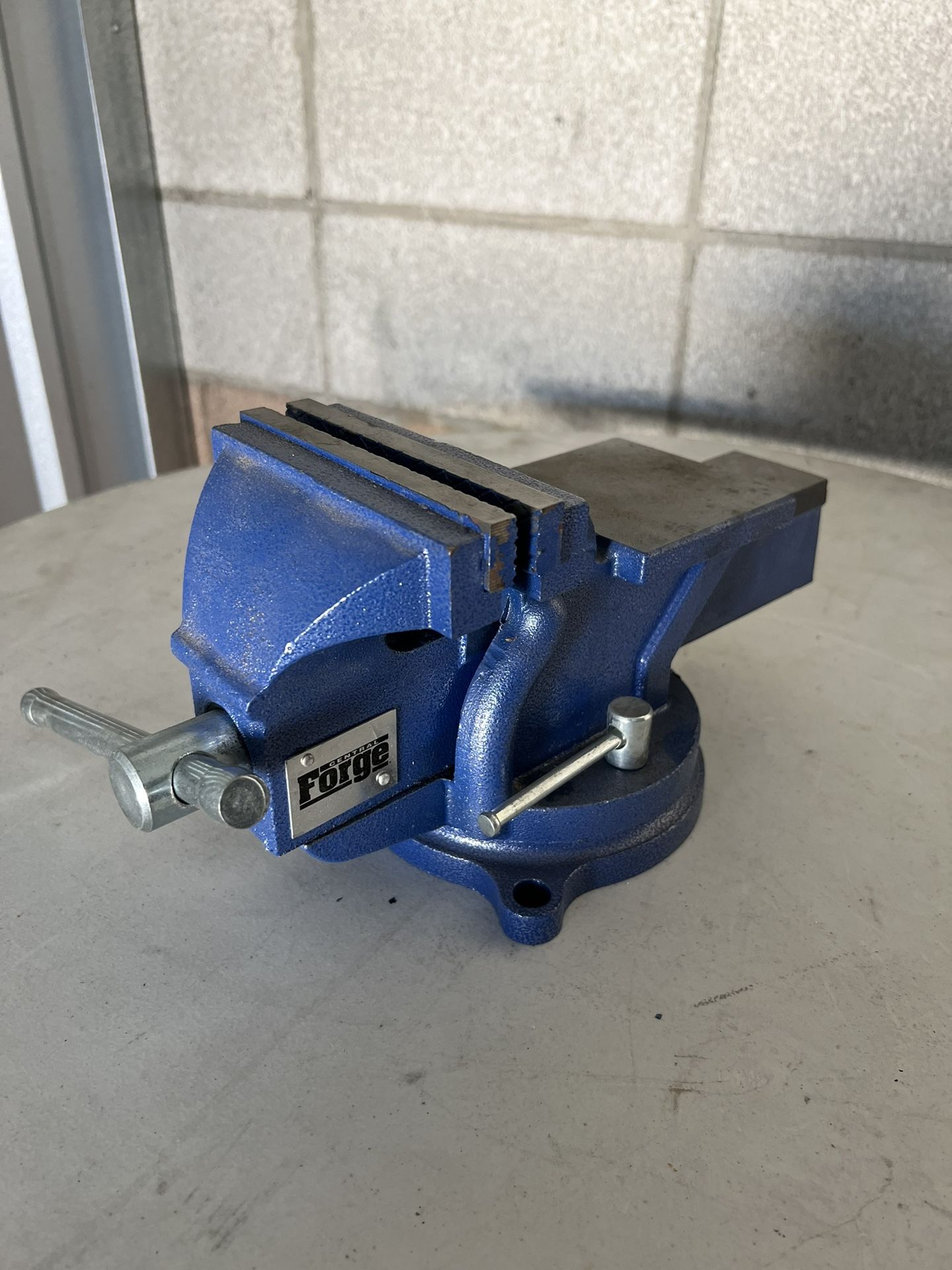 Central forge swivel vise with anvil deals