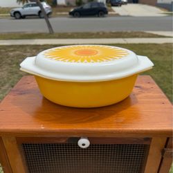 Vintage Pyrex 2.5 Qt Yellow Sunflower Covered Casserole Dish w/ Lid