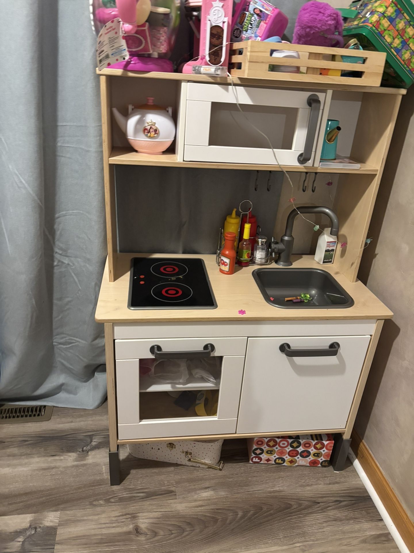 Girl Pretend Kitchen 