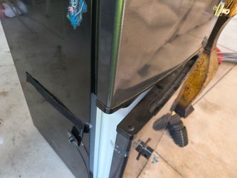 3.5 cubic feet refrigerator with separate freezer