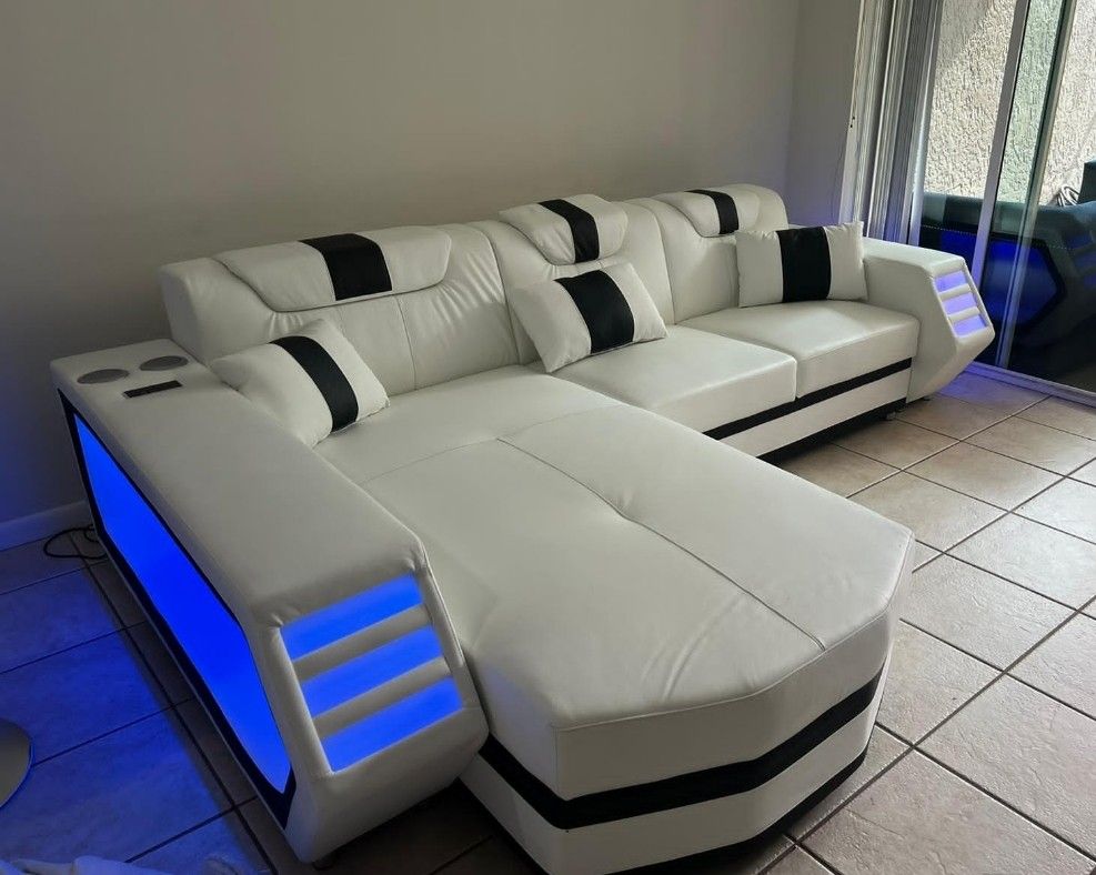 BLACK AND WHITE SECTIONAL SOFA 🤍🖤 ON SALE