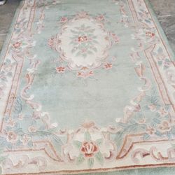 Area Rug 5' X 8'