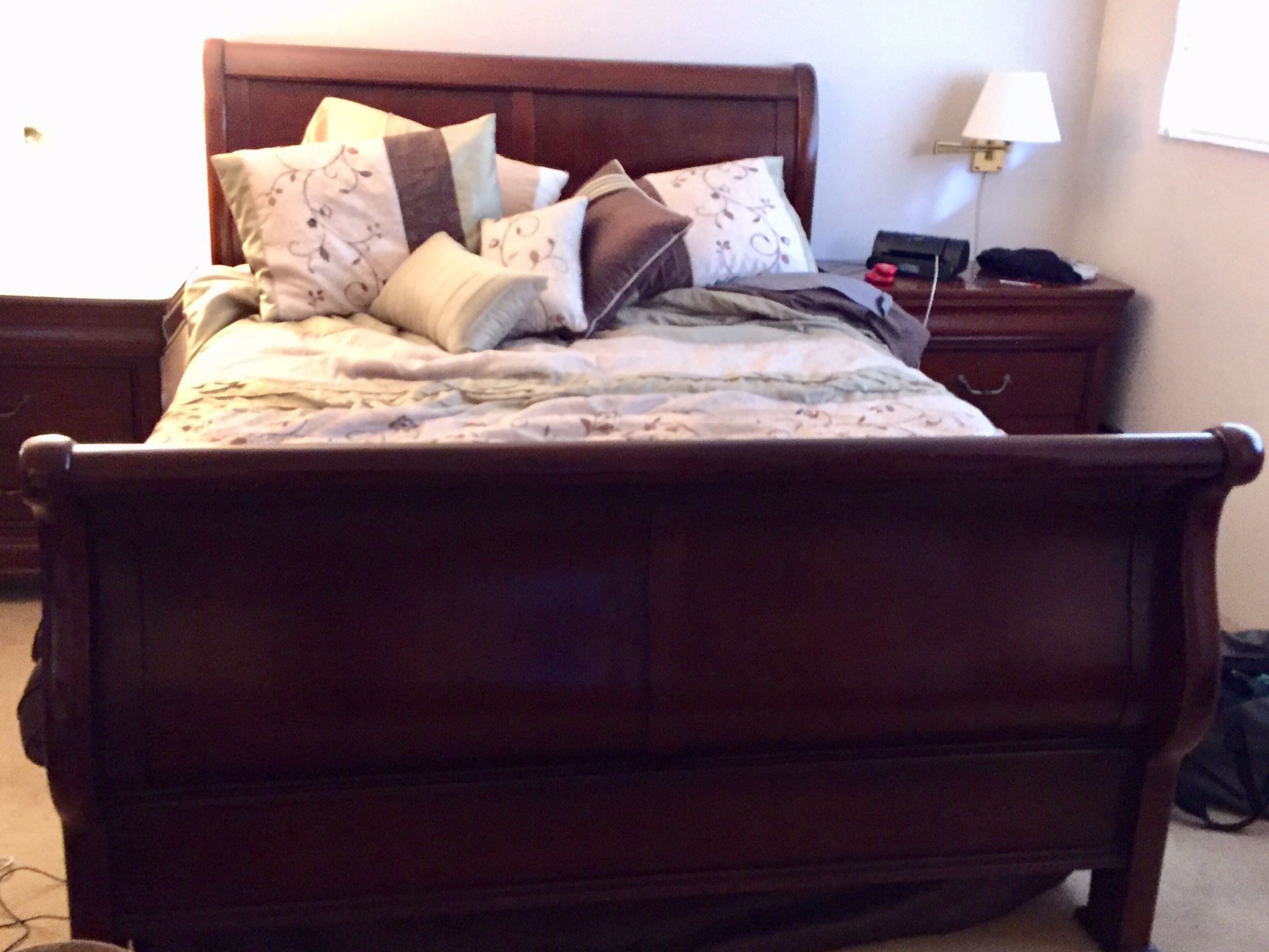 Queen bedroom set newer mattress