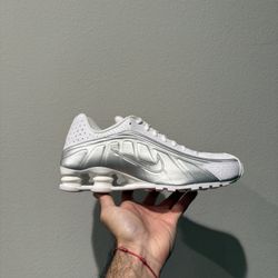 Nike Shox R4 / Women’s Size 10 - Men’s Size 8.5