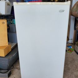 SANYO Mini Refrigerator In White