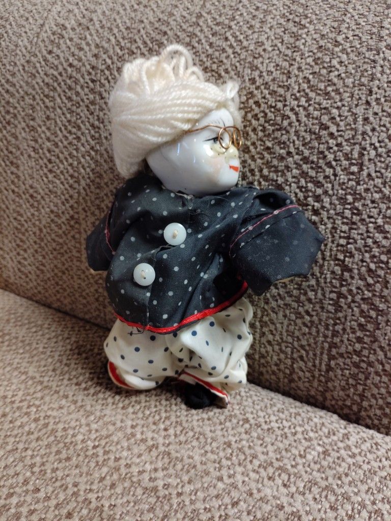 Artmark Chicago Porcelain Head Clown Dol
Artmark Chicago Porcelain Head Clown Dol