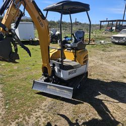 Diesel Excavator With Attachments 