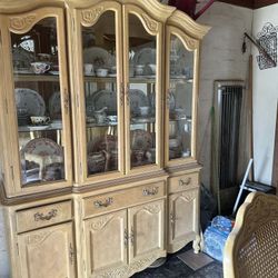 Chinera Y Mesa Con Sillas Juntas