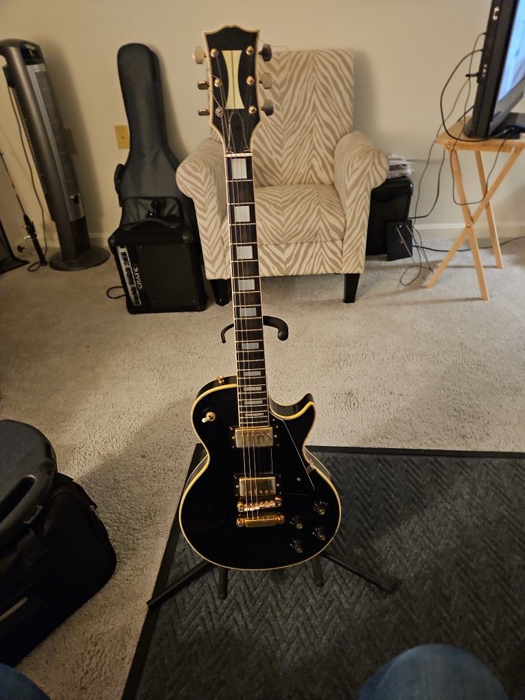 LES PAUL GIBSON (NOT SURE OF REAL TITAL. JUST A GUESS)