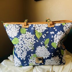 Dooney & Bourke Large Hydrangea Tote🎀
