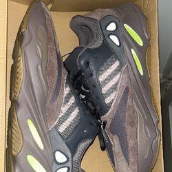 Yeezy 700 Mauve - Size 12