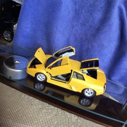 Collectible 1/18 Scale Lamborghini Murciélago