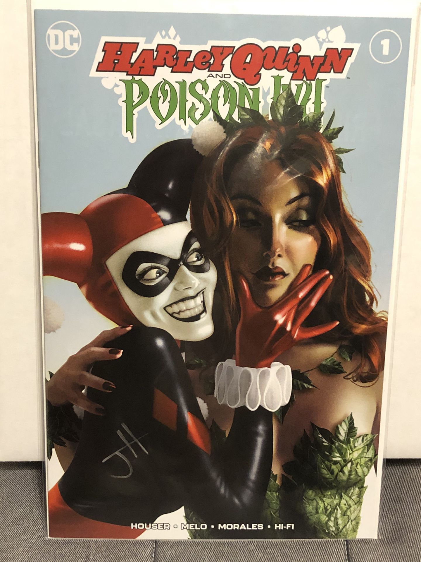 DC Comics HARLEY QUINN lot of 29 Comics including autographed harley & poison ivy #1 with COA!!!!