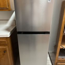 Fridge- Apartment/Studio Size