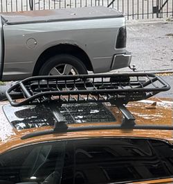 YAKIMA ROOF CROSS BARS AND KUAT CARGO/BIKE CARRIER