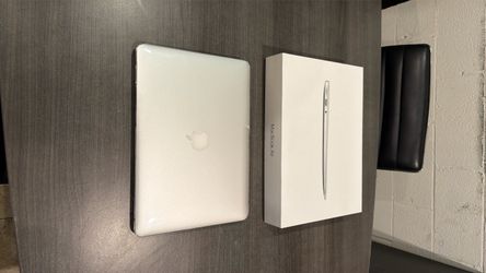 Macbook Air 13 Inch (Excellent Condition)