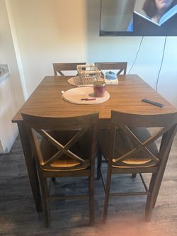 Living Spaces 4 Chair Table