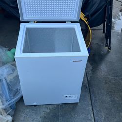Chest Freezer 5 Cubic Feet, Works Great. 