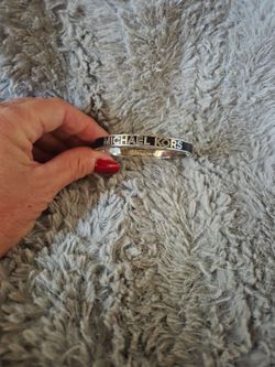 MICHAEL KORS POLISHED SILVER TONE,BLACK ENAMEL LOGO HINGE BANGLE BRACELET