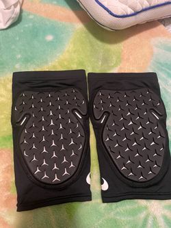 Nike Pro Strong Padded Sleeve knee pads