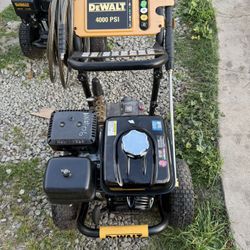 DEWALT 4000 PSI 3.5 GPM Gas Pressure Washer with Honda GX270 Engine