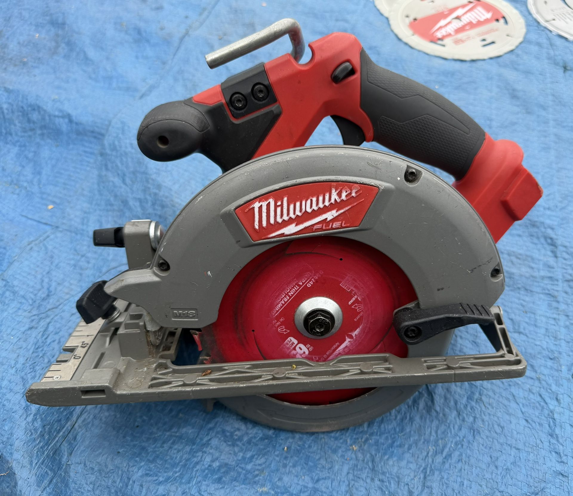 Milwaukee M18 FUEL 18V Lithium-Ion Brushless Cordless 6-1/2 in. Circular Saw