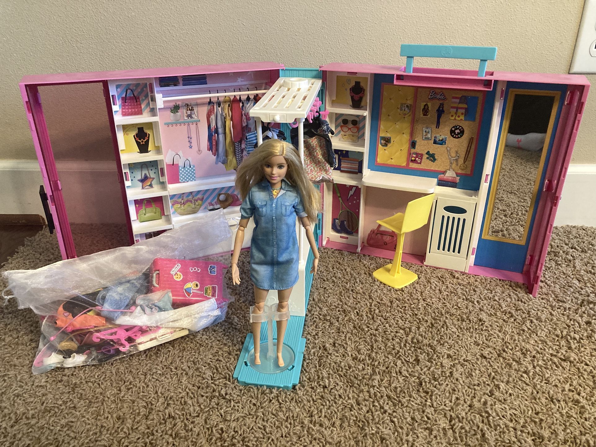 Barbie Dream Closet And Clothes Accessories