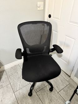 Black Mesh Office Chair with Armrests